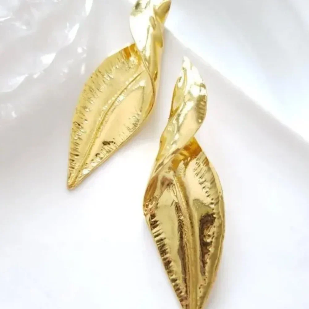 ✨Anthro Golden Twisted Leaf Earrings✨